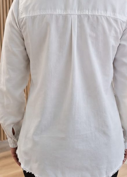 Antes: camisa blanca lisa