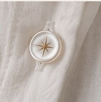 Botón nacarado con estrella dorada