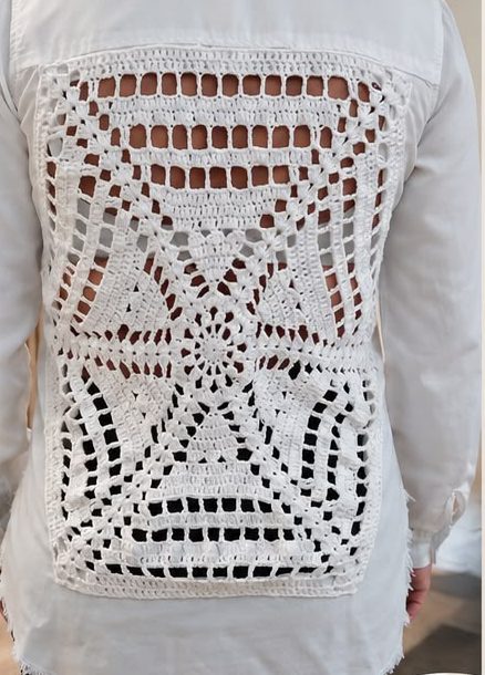 Camisa blanca con panel de crochet tejido a mano en la espalda
